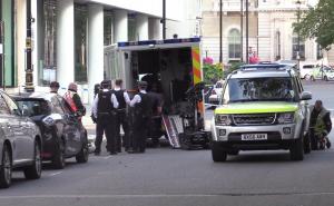 FOTO: AA / "Sumnjivo vozilo" ispred zgrade BBC-a